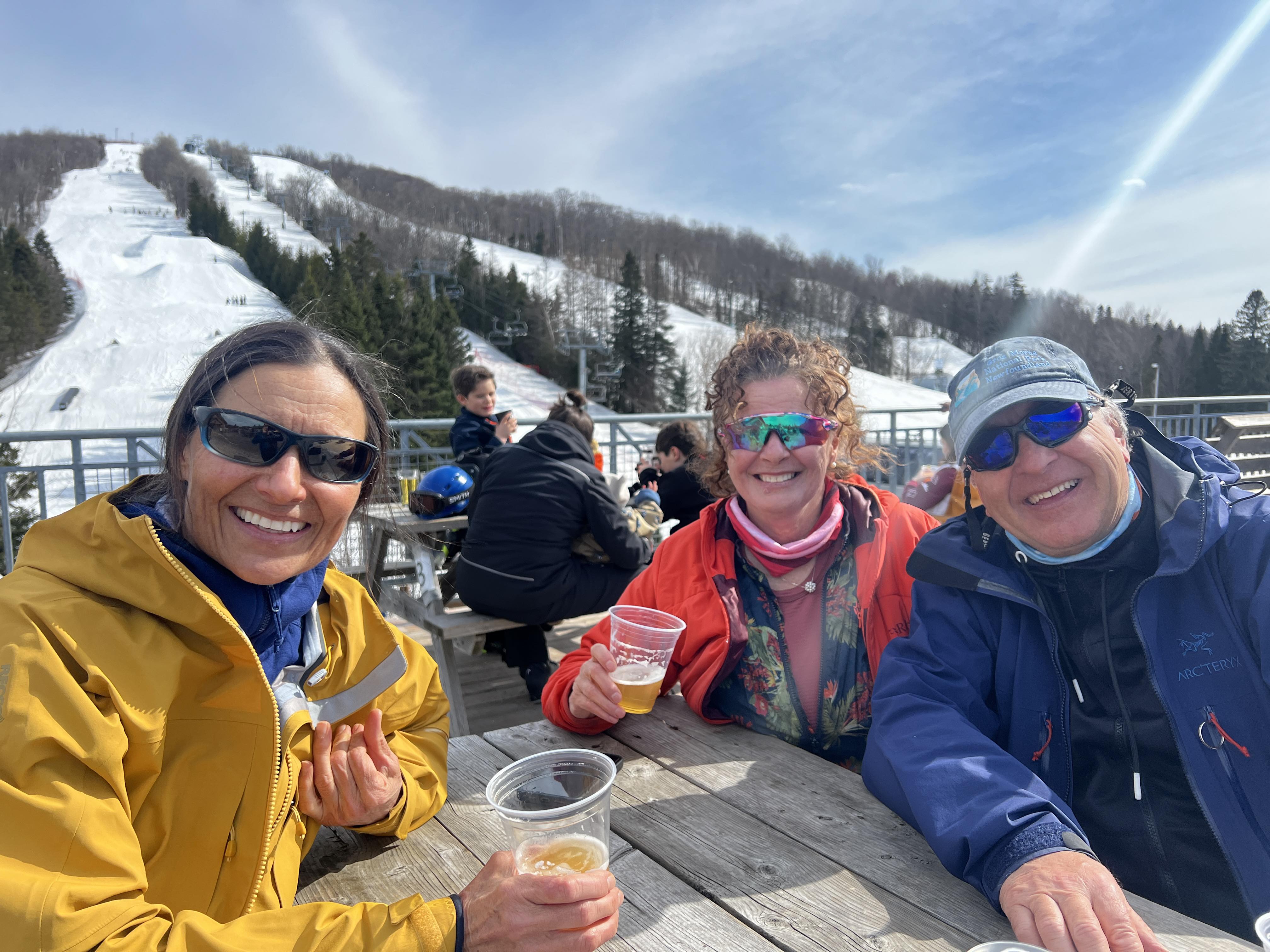 Centre de ski Le Relais Dimanche 13 avril 2025 Quelle belle journée de clôture de la saison 2024-2025. Nous en avons pleinement profité avec nos amis(es) de l’équipe Skicast.  La couverture des pistes était parfaite en ce milieu d’avril. Merci à toute l’é