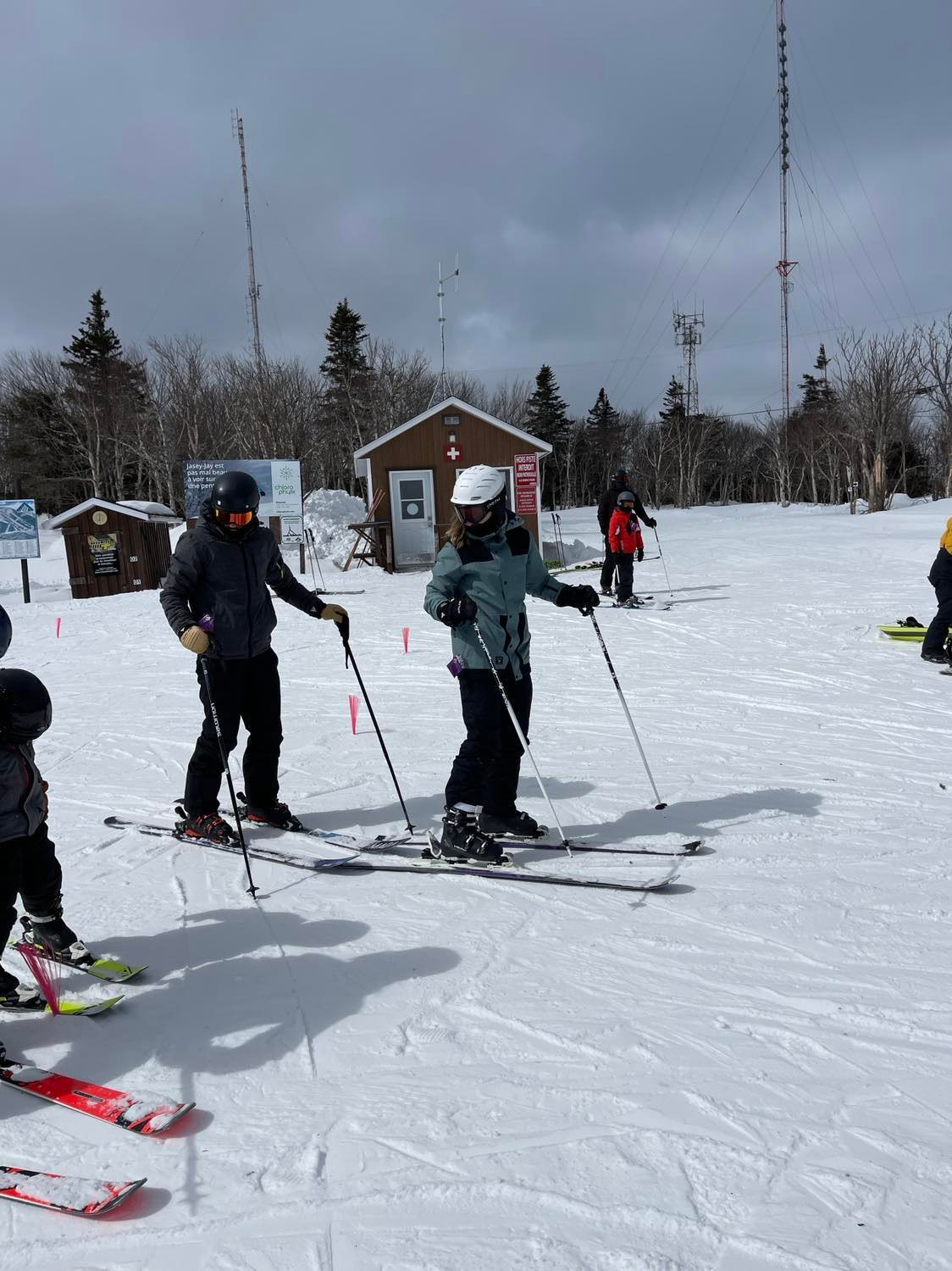 Parc du Mont-Comi - Belle journée de ski en famille