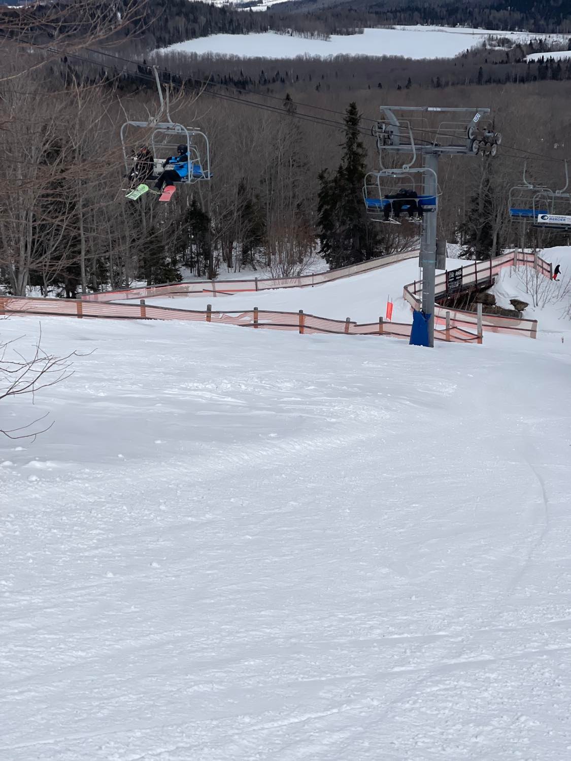 Parc du Mont-Comi - Belle journée de ski en famille