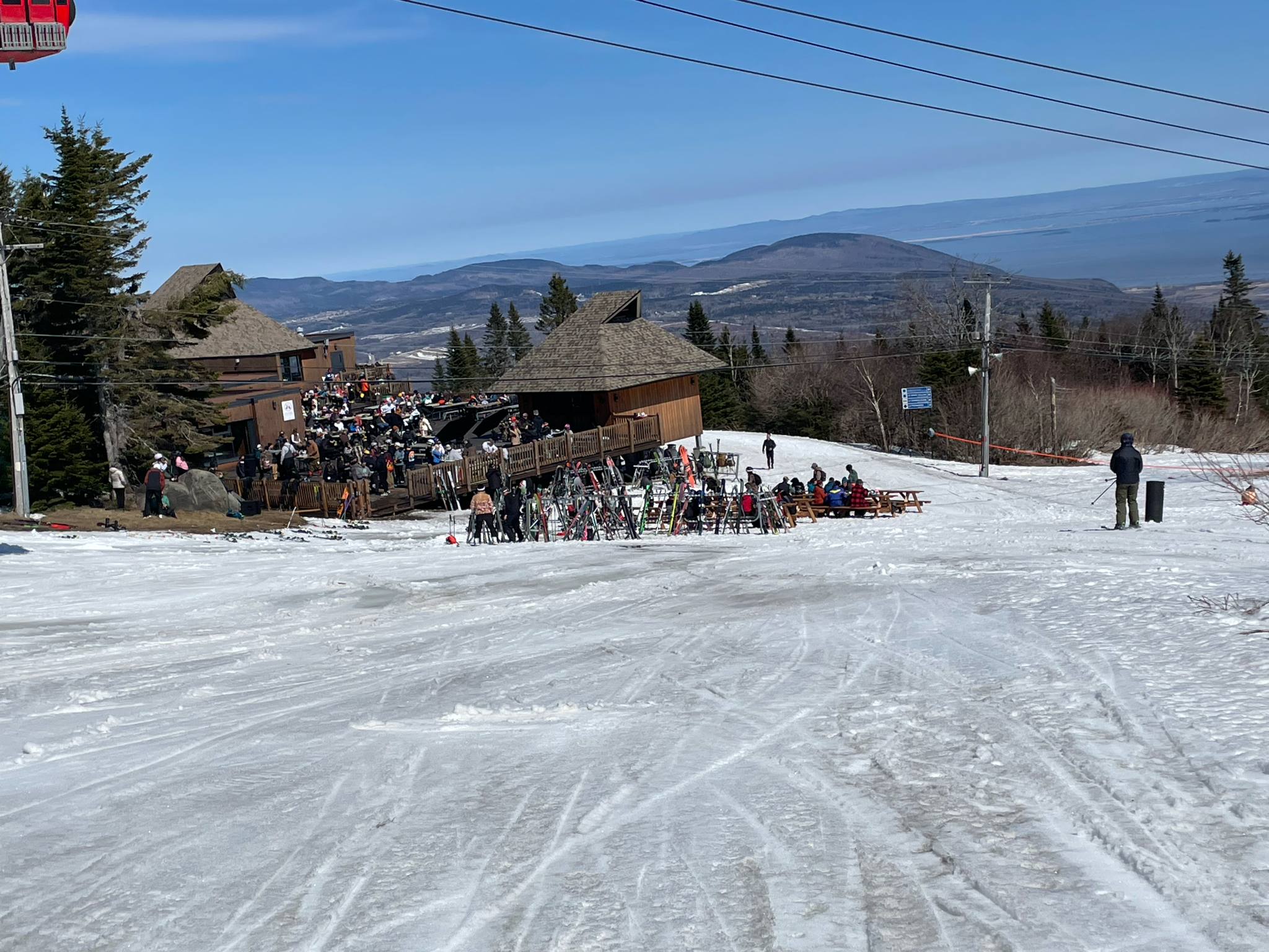 Mont Sainte Anne -  Les BBQ sont sortis aux bas des pentes