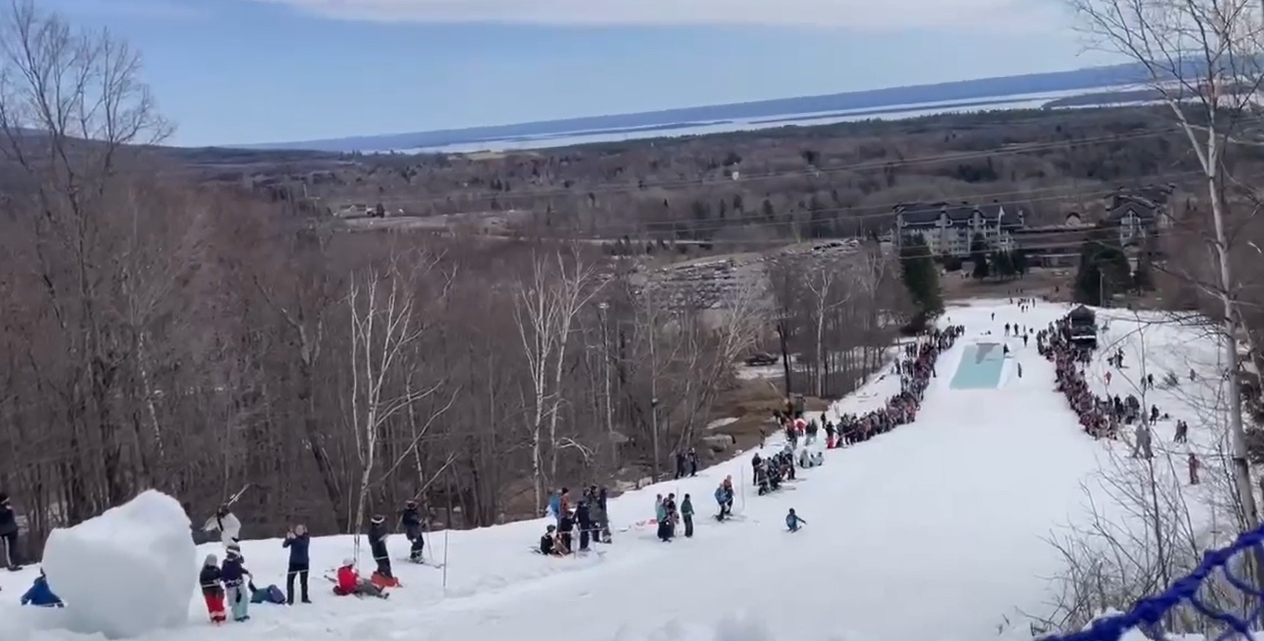 Mont Sainte Anne -  Les BBQ sont sortis aux bas des pentes