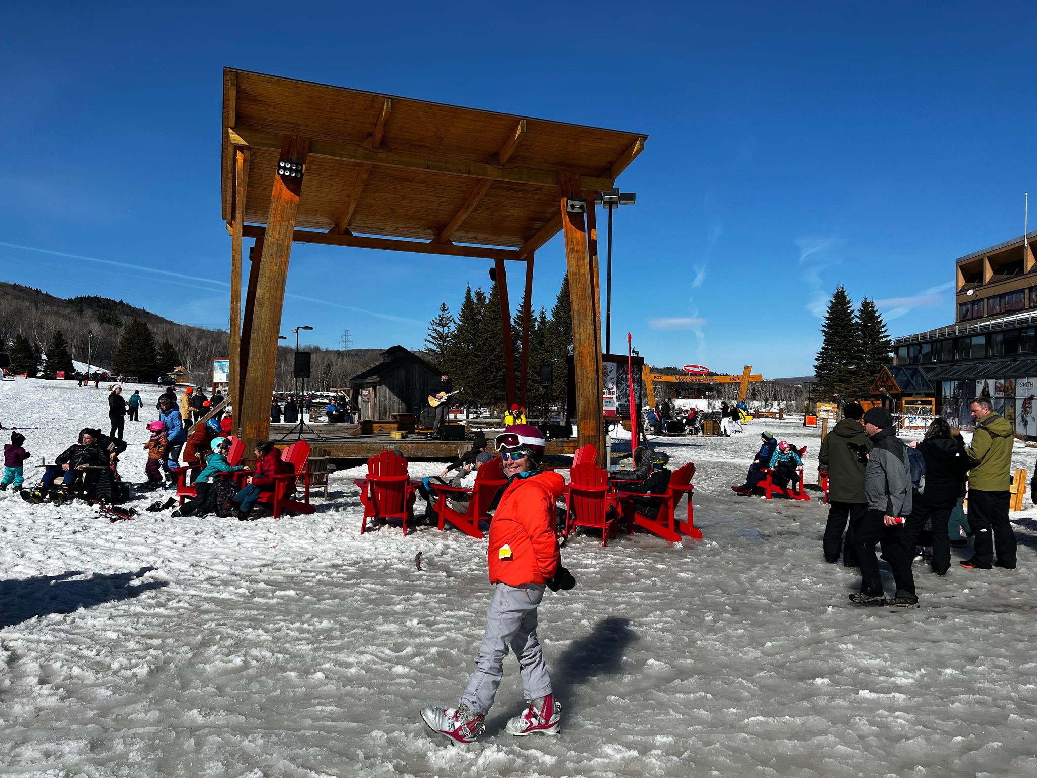Mont-Sainte-Anne - La gondole redémarre son ascension 