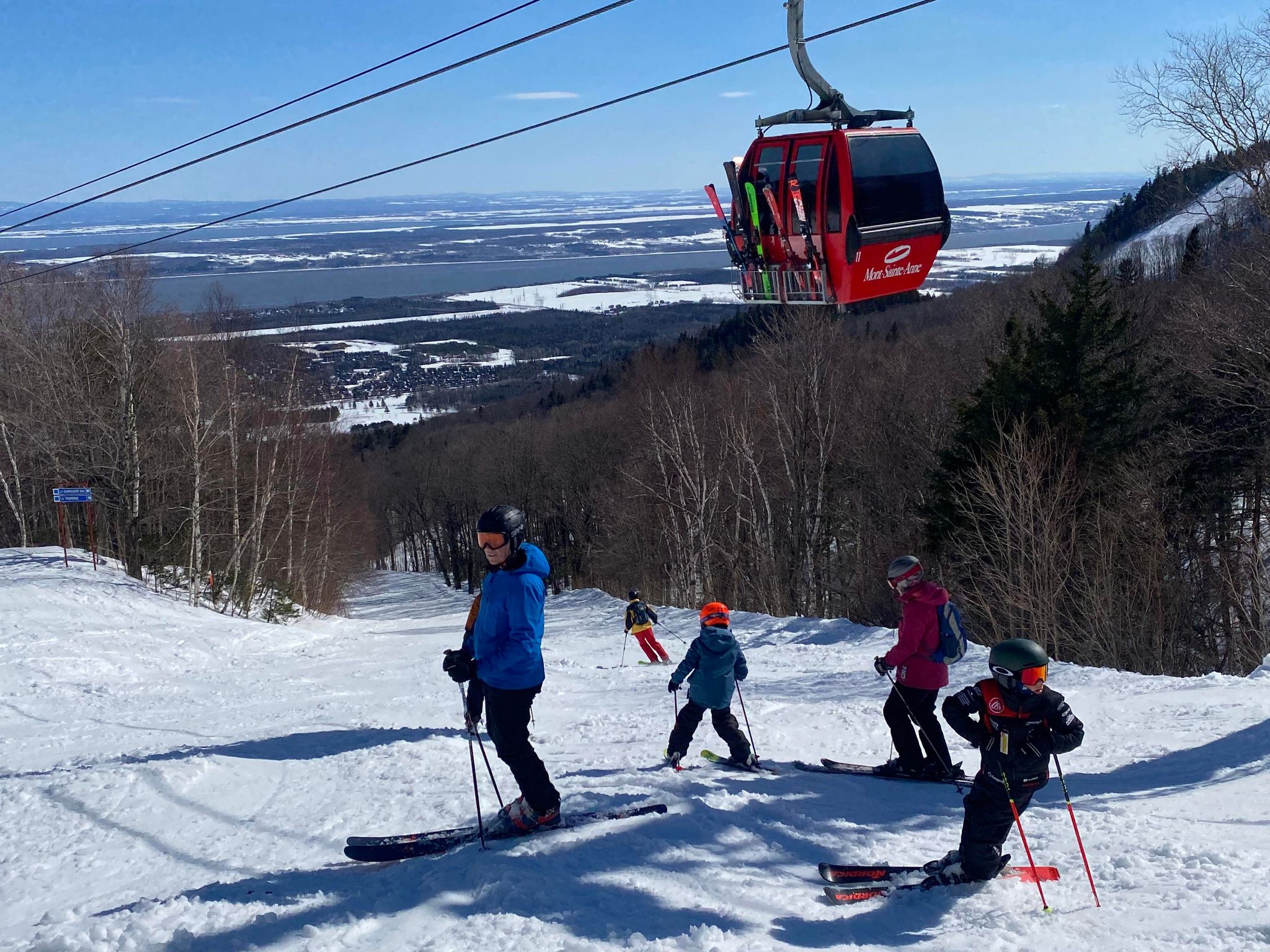 Mont-Sainte-Anne - La gondole redémarre son ascension 