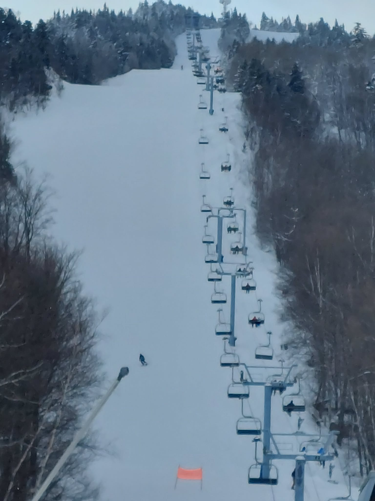 Owl's Head - Les skieurs apprécient les panoramas sur le lac Owl's Head - Les skieurs apprécient les panoramas sur le lac