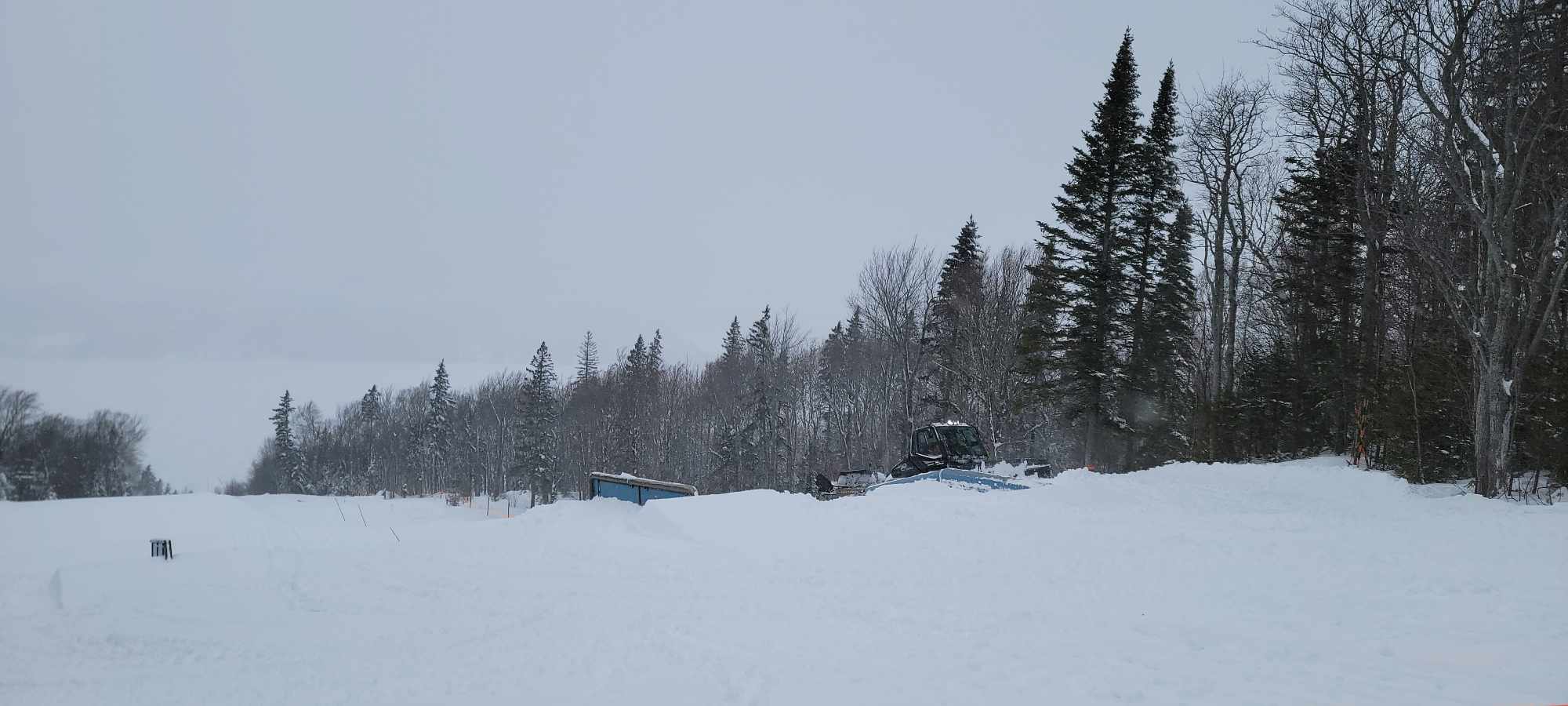 Parc du Mont Saint-Mathieu -Une belle neige naturelle juste pour nous.