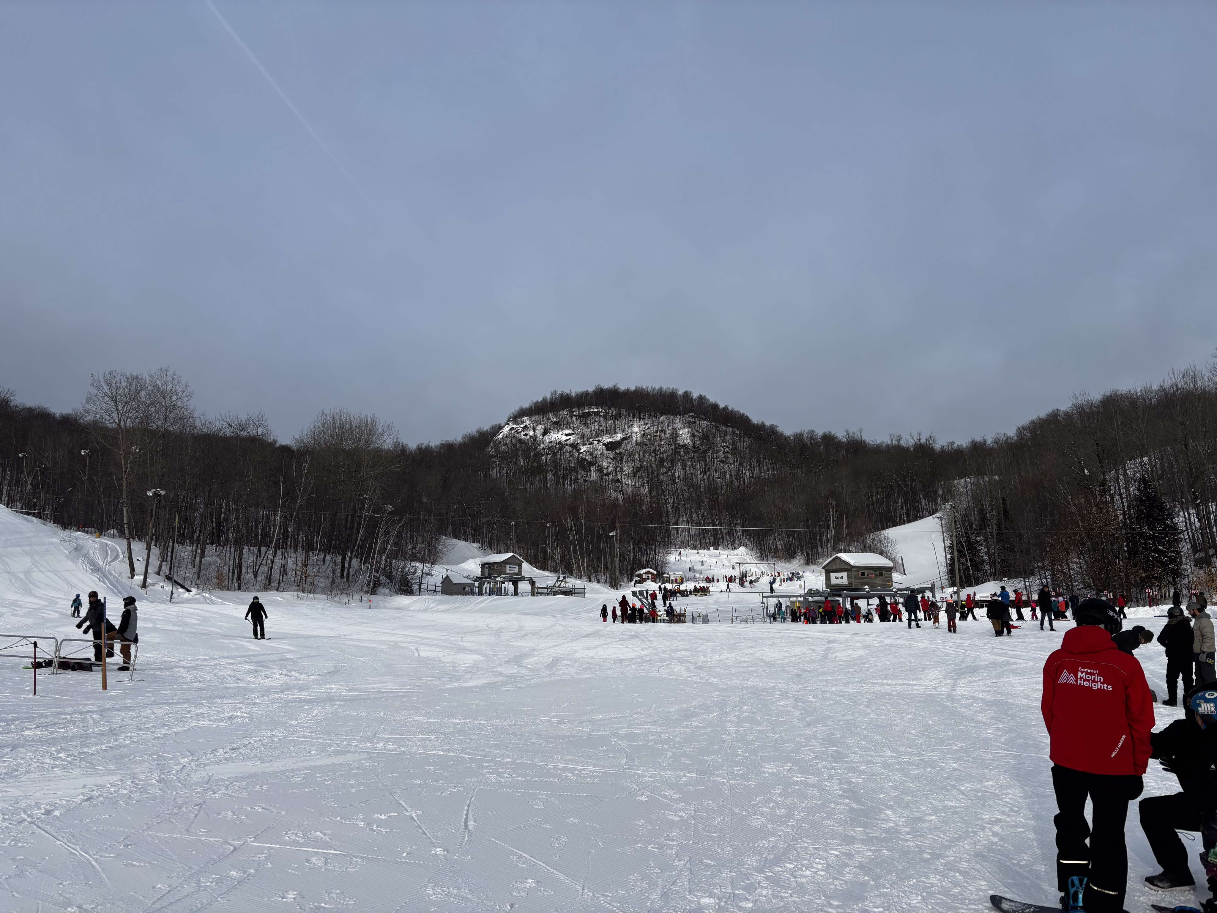 Sommet Morin Heights Dimanche 2 février 2025 De très belle conditions ainsi qu’une foule d’activités et de services vous attendent à Sommet Morin Heights.   Vous pouvez faire du ski de fond, de la raquette et aussi être hébergés dans des cabines en bois r