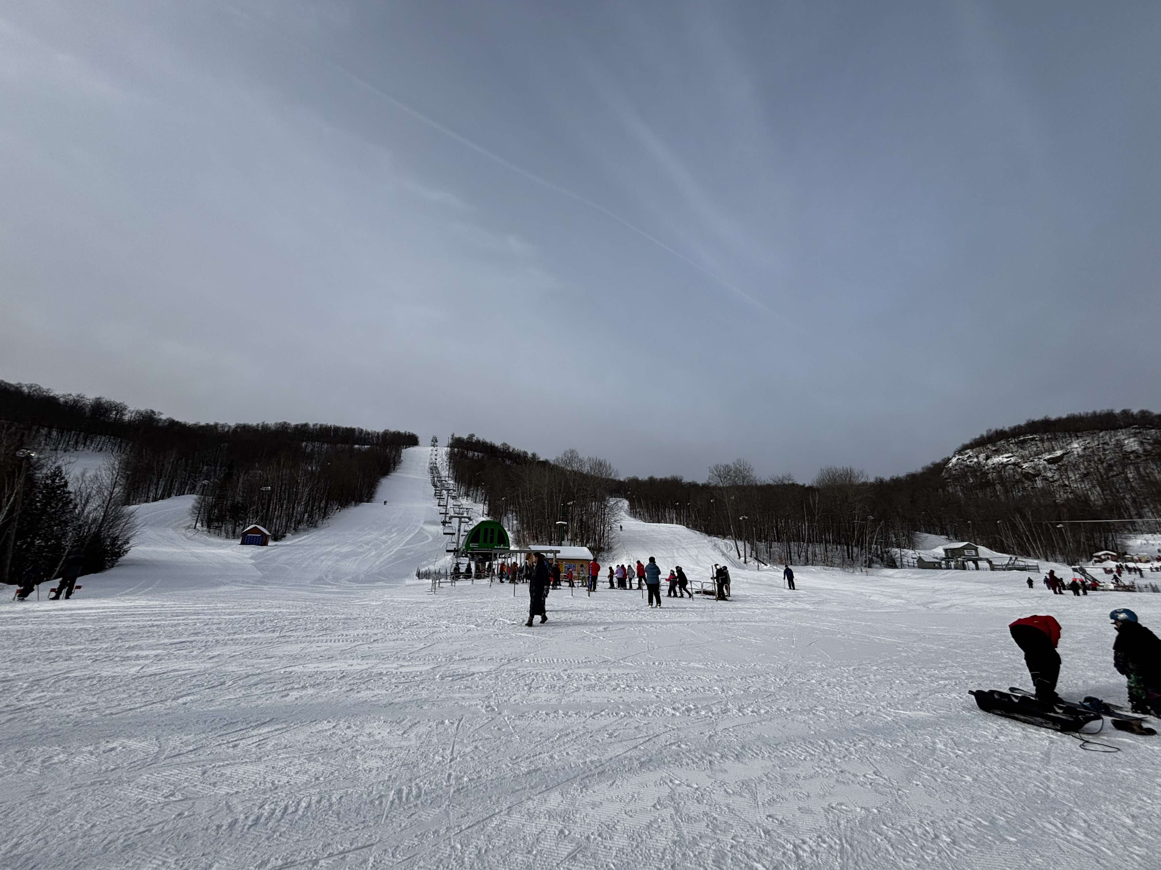 Sommet Morin Heights Dimanche 2 février 2025 De très belle conditions ainsi qu’une foule d’activités et de services vous attendent à Sommet Morin Heights.   Vous pouvez faire du ski de fond, de la raquette et aussi être hébergés dans des cabines en bois r