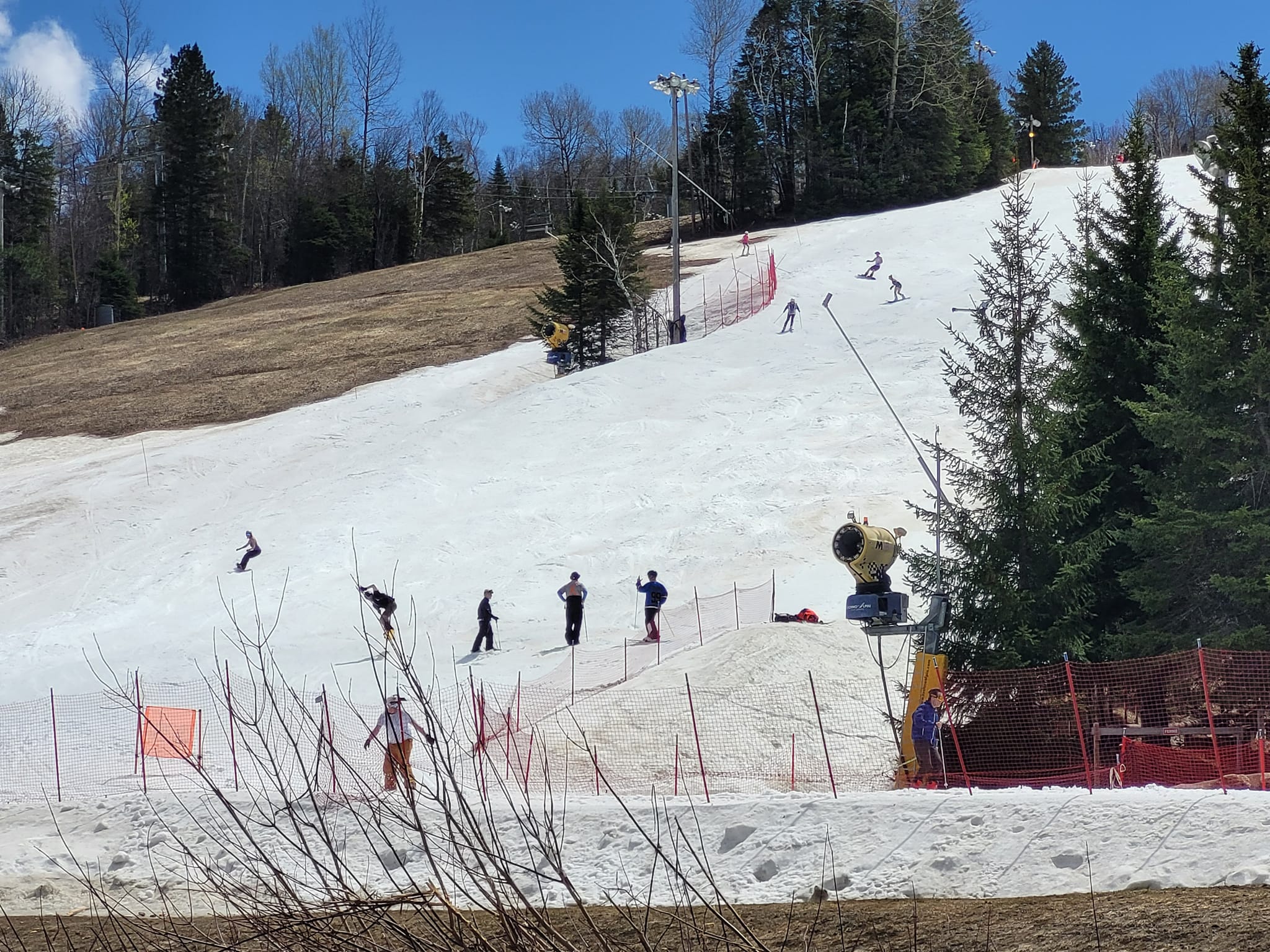 Sommet Saint-Sauveur - Du ski de printemps avec la famille et les amis