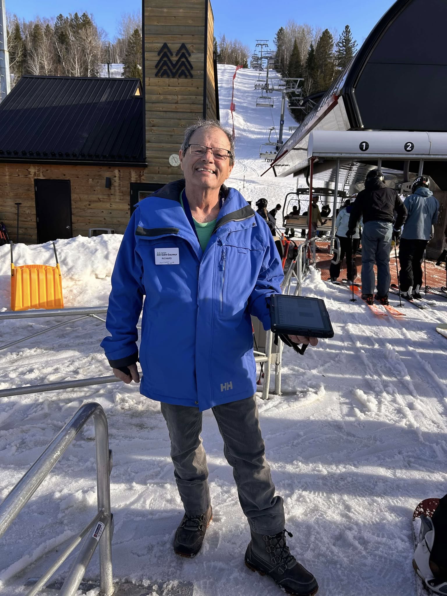 Sommet Saint-Sauveur Mercredi 19 mars 2025 La montagne commence sérieusement à prendre des airs de ski/snow de printemps!  La magnifique terrasse est prête à vous accueillir et déjà aujourd’hui, plusieurs personnes en profitaient entre 2 descentes.  Coup 