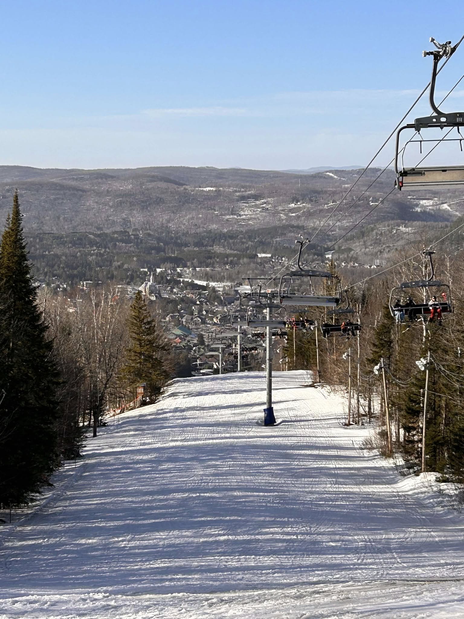 Sommet Saint-Sauveur Mercredi 19 mars 2025 La montagne commence sérieusement à prendre des airs de ski/snow de printemps!  La magnifique terrasse est prête à vous accueillir et déjà aujourd’hui, plusieurs personnes en profitaient entre 2 descentes.  Coup 