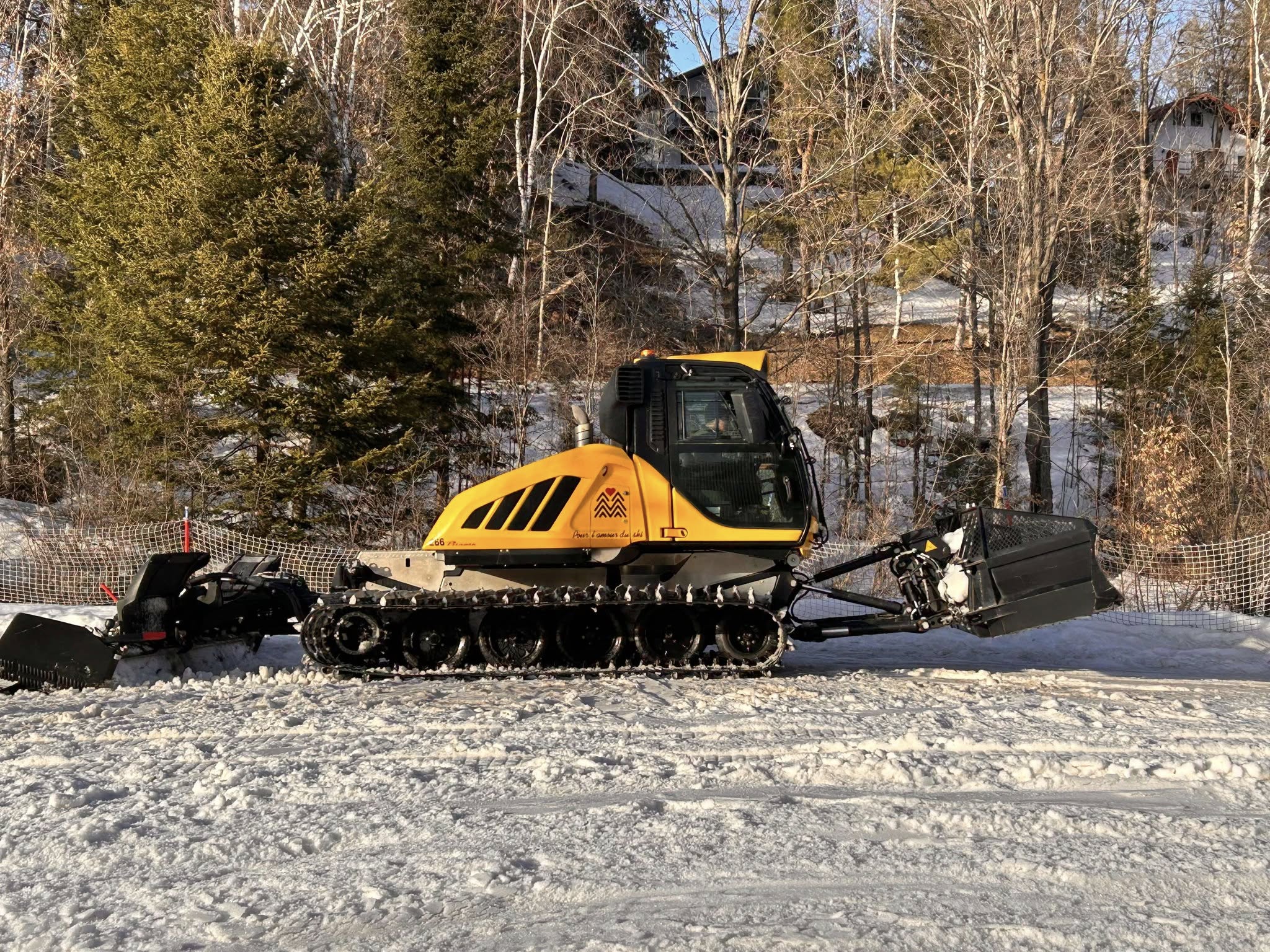 Sommet Saint-Sauveur Mercredi 19 mars 2025 La montagne commence sérieusement à prendre des airs de ski/snow de printemps!  La magnifique terrasse est prête à vous accueillir et déjà aujourd’hui, plusieurs personnes en profitaient entre 2 descentes.  Coup 