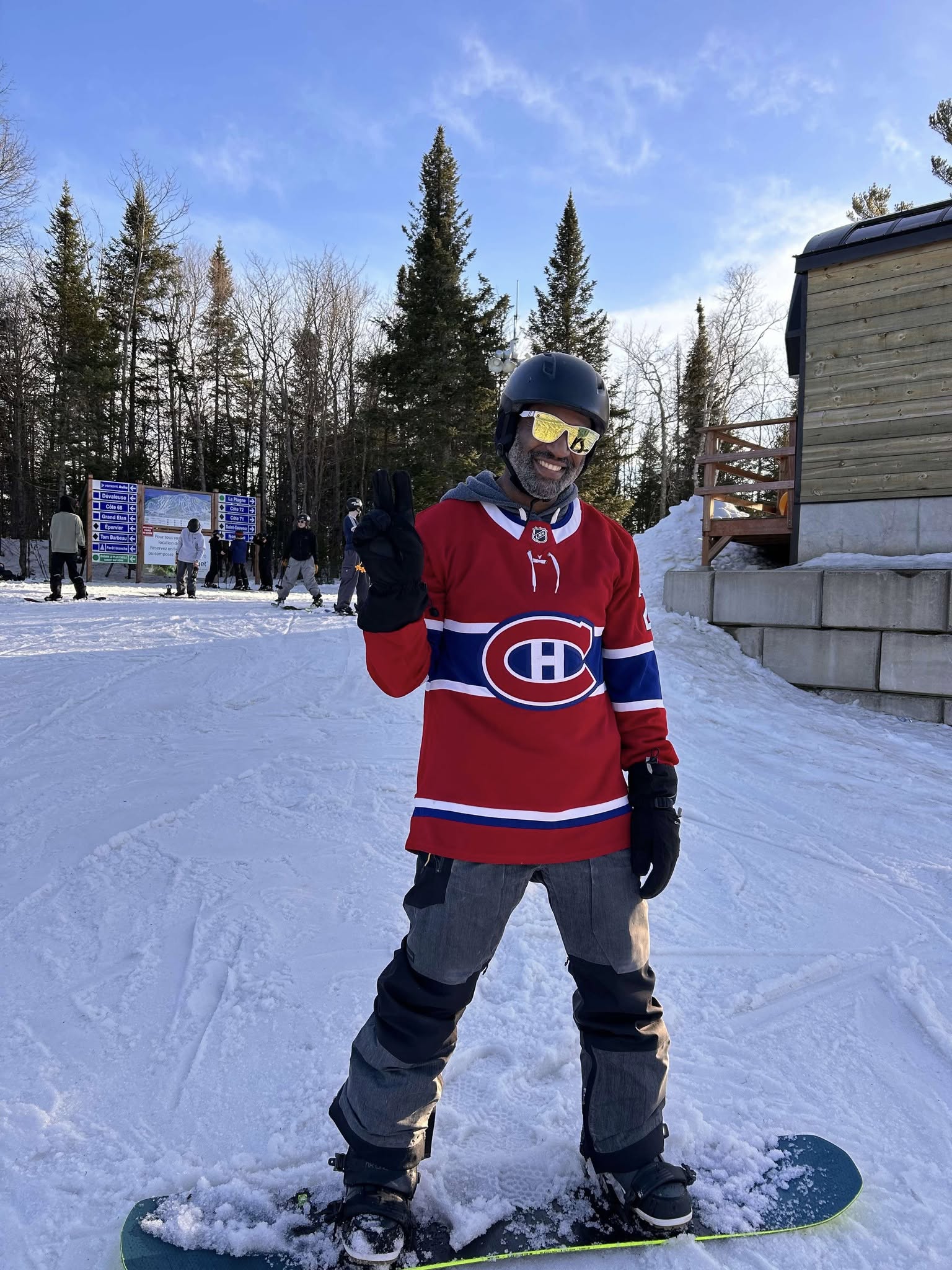 Sommet Saint-Sauveur Mercredi 19 mars 2025 La montagne commence sérieusement à prendre des airs de ski/snow de printemps!  La magnifique terrasse est prête à vous accueillir et déjà aujourd’hui, plusieurs personnes en profitaient entre 2 descentes.  Coup 
