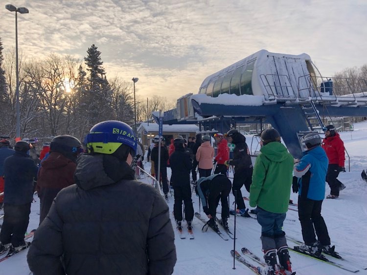 Station touristique Stoneham - Des opérations réduites et des grands vents en ce 26 décembre