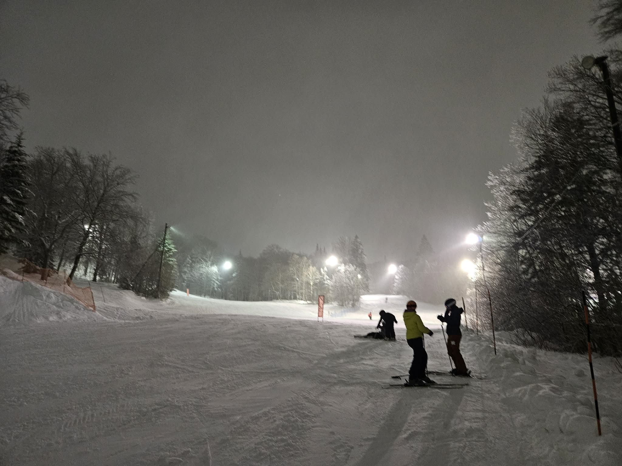 Station Touristique Stoneham - Une belle soirée de ski à la montagne