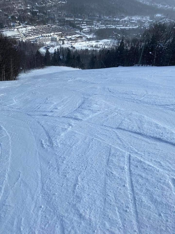 Station touristique Stoneham -  Journée ensoleillée et pistes damées