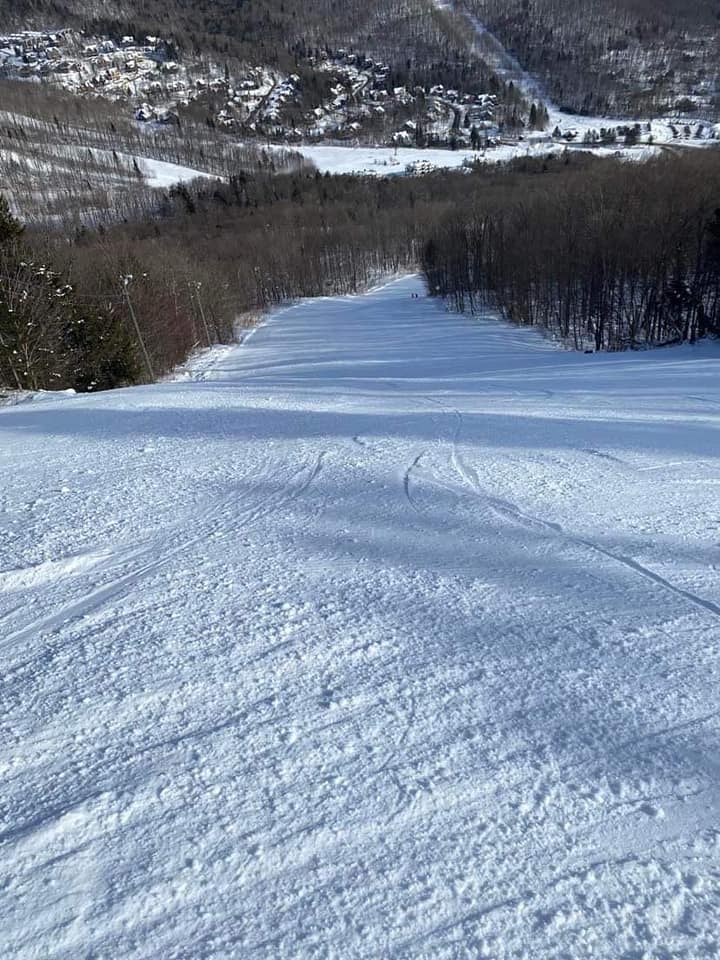 Station touristique Stoneham -  Journée ensoleillée et pistes damées
