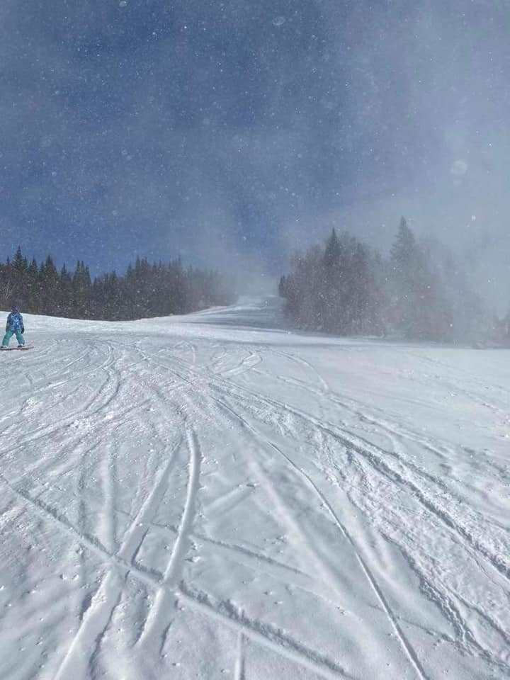 Station touristique Stoneham -  Journée ensoleillée et pistes damées