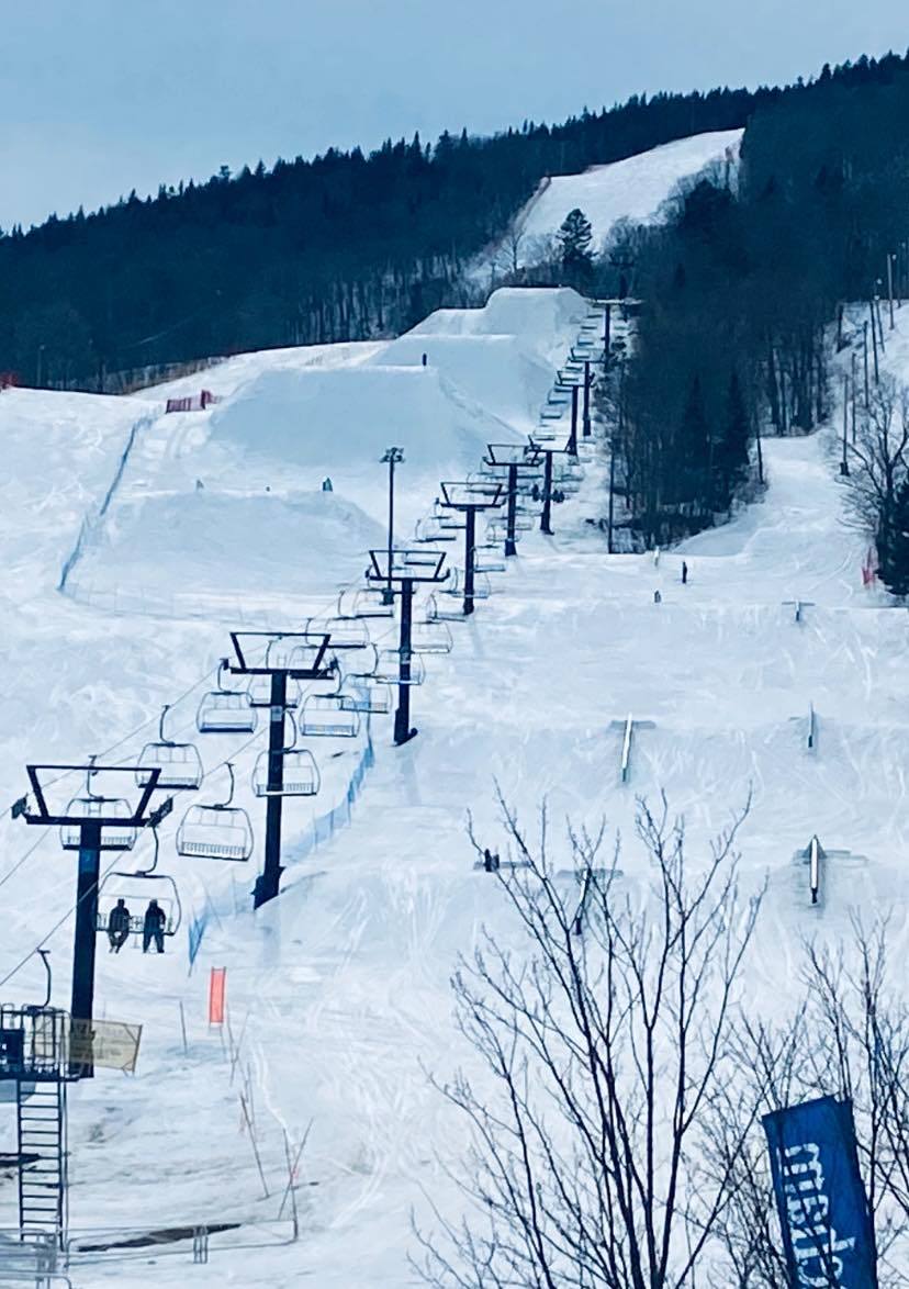 Station touristique Stoneham - Un terrasse face aux pentes pour relaxer